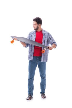 Beyaz kaykaylı genç bir kaykaycı.