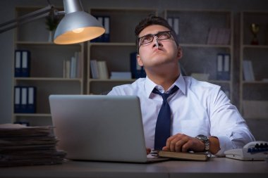 Stres altındaki iş adamı ofiste sigara içiyor