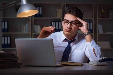 Stres altındaki iş adamı ofiste sigara içiyor