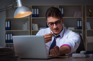 İşadamı uyuşturucudan geç saatlere kadar ofiste kalıyor.