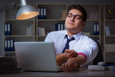 İşadamı uyuşturucudan geç saatlere kadar ofiste kalıyor.