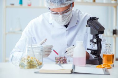 Laboratuvarda parfüm karıştıran bir kimyager.