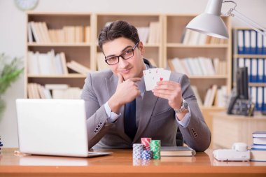 İşadamı işte kumar oynuyor.