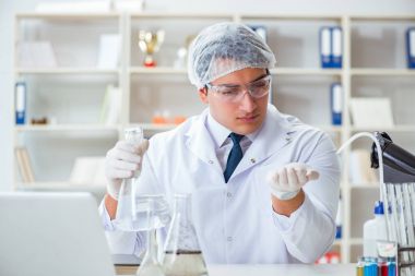 Genç araştırmacı bilim adamı bir su testi kirliliği araştırması yapıyor.