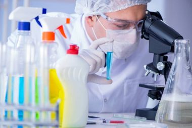 Laboratuvardaki adam yeni temizlik çözeltisi deterjanı test ediyor.