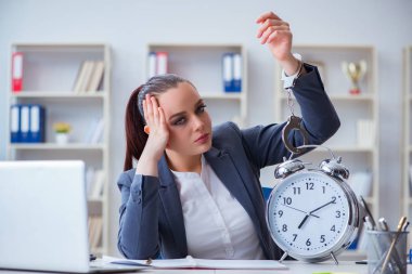 Zaman yönetimi konseptinde iş kadını