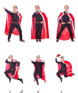 Taçlı bir iş adamı beyazlar içinde.