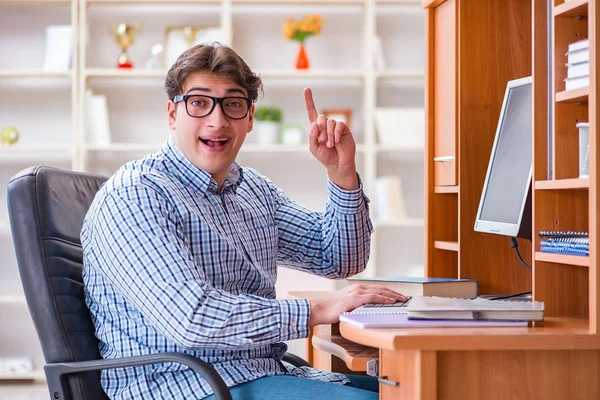 Joven estudiante en la mesa de computadoras — Foto de Stock