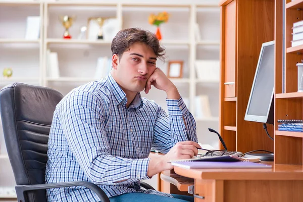 Ung student vid datorbordet — Stockfoto