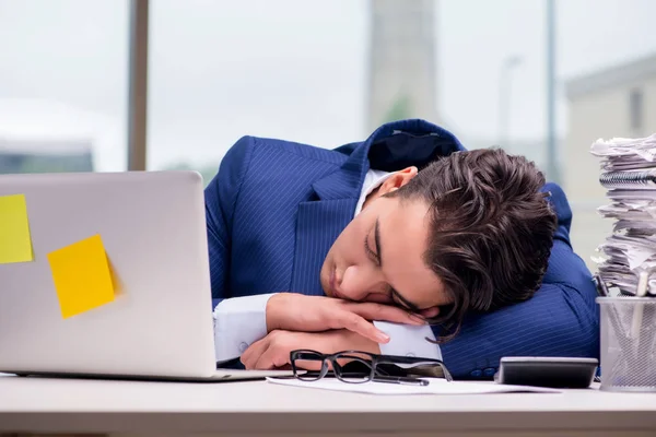 Empresário viciado em trabalho sobrecarregado com muito trabalho no escritório — Fotografia de Stock