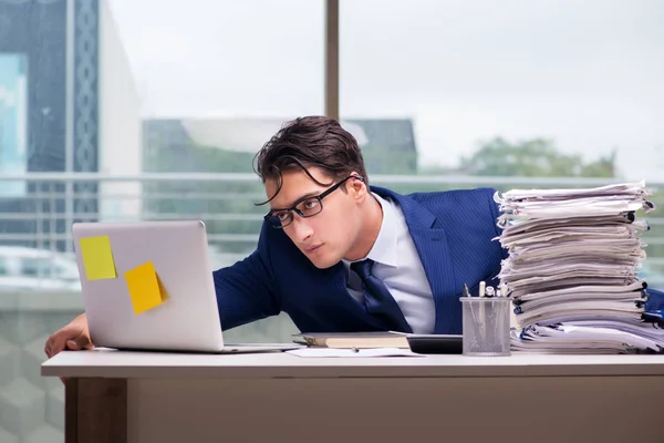 Empresario adicto al trabajo sobrecargado con demasiado trabajo en la oficina — Foto de Stock