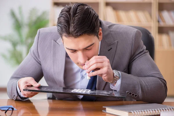 Empresario drogadicto en la oficina — Foto de Stock