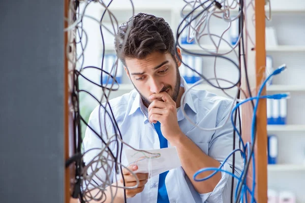 Eletricista tentando desembaraçar fios no conceito de reparo — Fotografia de Stock