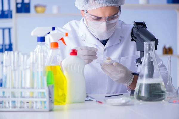 Hombre en el laboratorio probando nuevo detergente de solución de limpieza — Foto de Stock