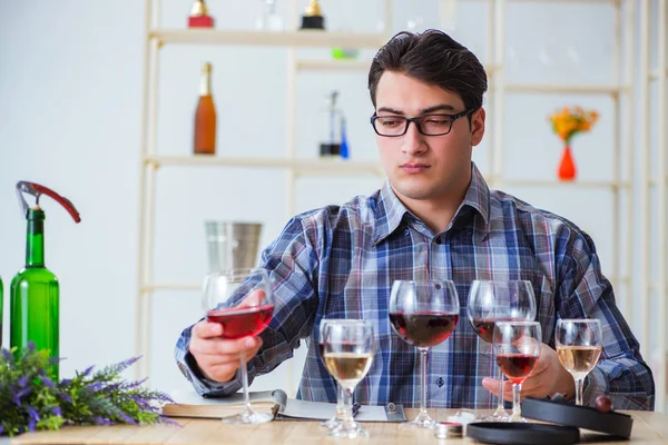 Professionell sommelierprovning av rött vin — Stockfoto