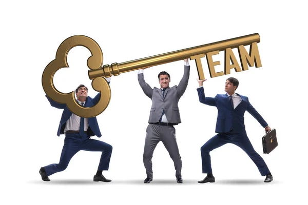 Zakenmensen met gigantische sleutel in teamconcept — Stockfoto