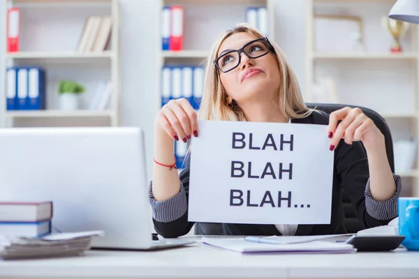 Junge Geschäftsfrau mit Botschaft im Büro — Stockfoto