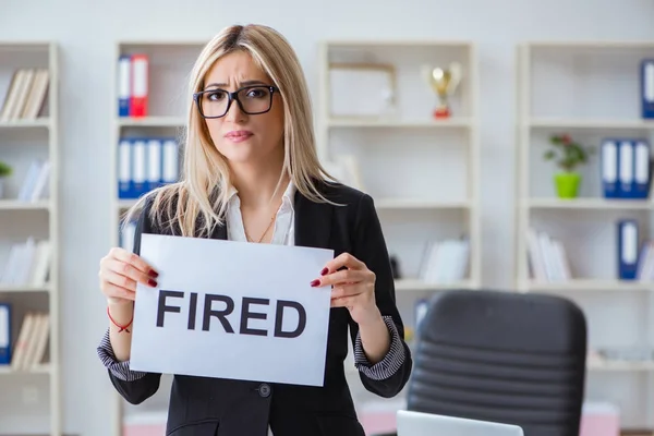 Junge Geschäftsfrau mit Botschaft im Büro — Stockfoto