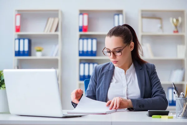 Businesswoman working in the office at desk — Stock Photo, Image