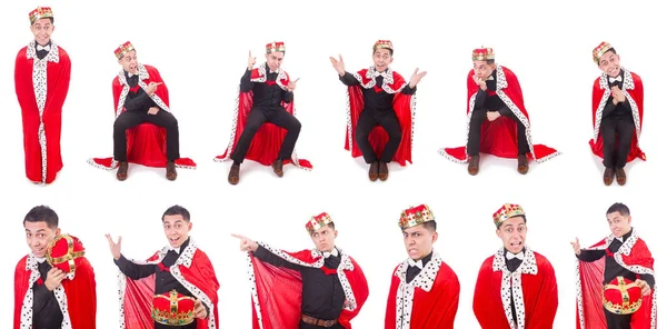 Taçlı bir iş adamı beyazlar içinde.