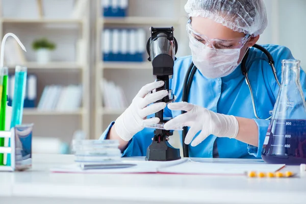 Laboratuvarda deneyler yapan kadın bilim adamı.