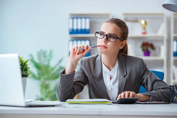 Young businesswoman accountant working in the office — Stock Photo, Image