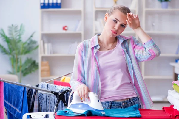 Mujer triste planchando ropa en casa — Foto de Stock