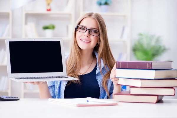 Joven adolescente estudiante preparándose para los exámenes en casa —  Fotos de Stock