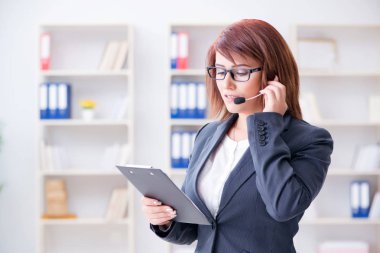 Müşterilerle çalışan çağrı merkezi operatörü