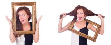 Beyaz çerçeveli bir kadın.