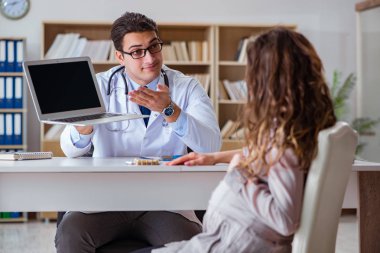 Hamile kadın muayene için doktoru ziyaret ediyor.