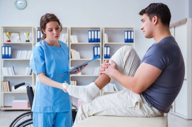 Hastanede yaralanma kontrolü sırasında doktor ve hasta.