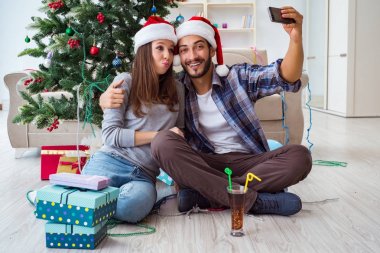 Genç çift Noel 'de selfie çekiyor.