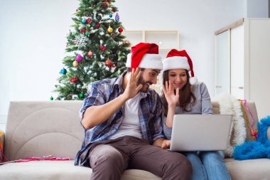 Mutlu çift Noel tatilini kutluyor.