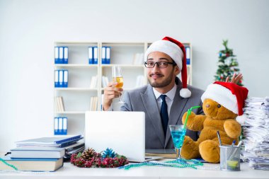 Genç işadamı Noel 'i ofiste kutluyor.