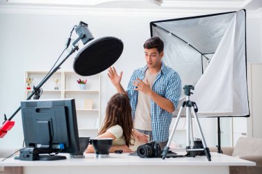 Fotoğraf stüdyosunda çalışan genç fotoğrafçı.