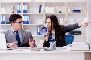 Kadın ve erkek arasındaki ofis anlaşmazlığı