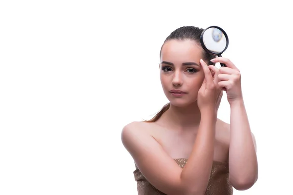 Frau im Schönheitskonzept mit Vergrößerungsglas alternde Falten — Stockfoto