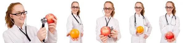 Όμορφη γυναίκα γιατρός με το στηθοσκόπιο και πορτοκαλί που απομονώνονται σε whi — Φωτογραφία Αρχείου