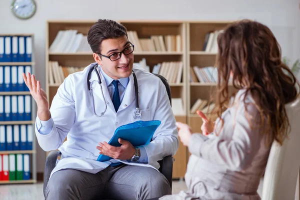 Hamile kadın muayene için doktoru ziyaret ediyor. — Stok fotoğraf