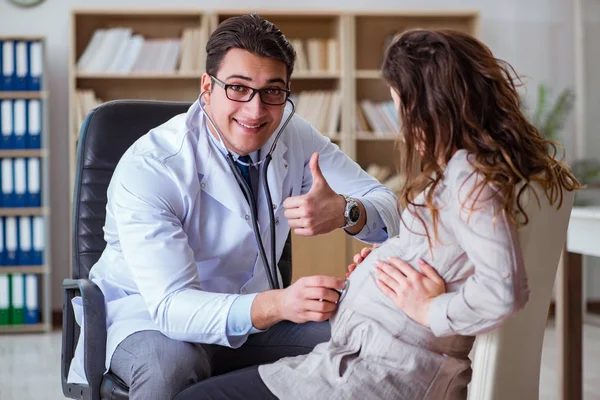 Έγκυος γυναίκα που επισκέπτεται γιατρό για διαβούλευση — Φωτογραφία Αρχείου