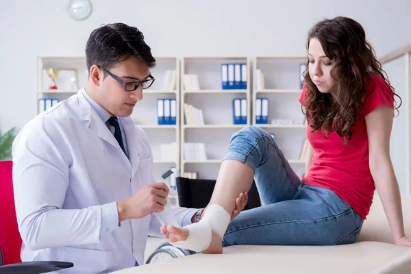 Doctor and patient during check-up for injury in hospital — Stock Photo, Image