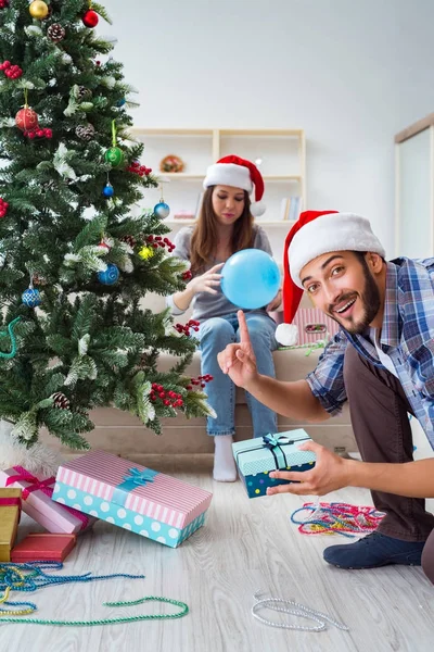Novia y novio abriendo regalos de Navidad —  Fotos de Stock