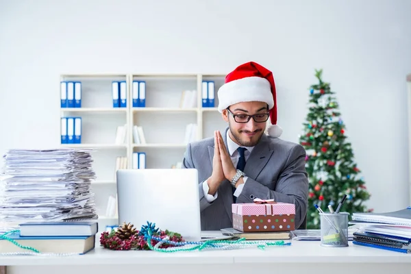 Genç işadamı Noel 'i ofiste kutluyor. — Stok fotoğraf