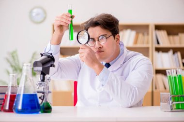 Çılgın bilim adamı bir laboratuarda deneyler yapıyor.