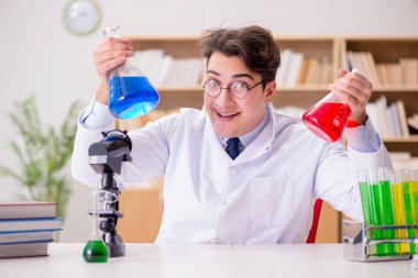 Çılgın bilim adamı bir laboratuarda deneyler yapıyor.