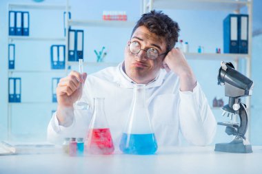 Laboratuvarda çalışan çılgın bir kimyager.