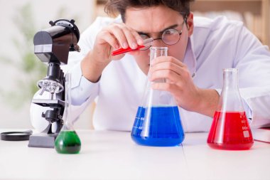 Çılgın bilim adamı bir laboratuarda deneyler yapıyor.