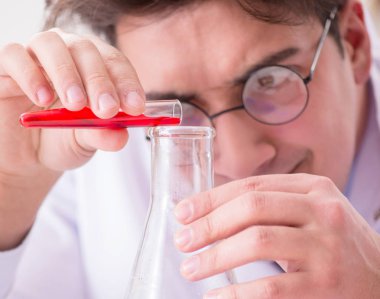 Çılgın bilim adamı bir laboratuarda deneyler yapıyor.