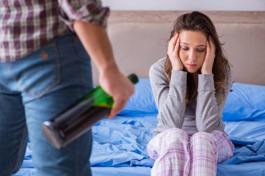 Sarhoş alkoliklerle aile içi şiddet kavramı